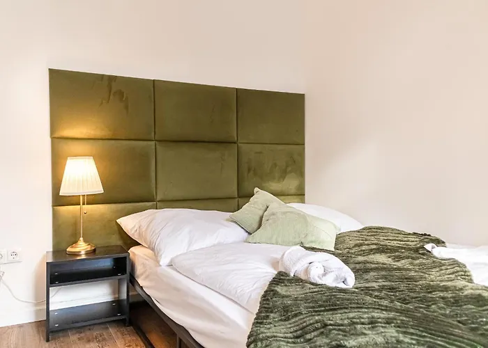 Friendly 2Br Apt- Near U6 Station Am Schoepfwerk